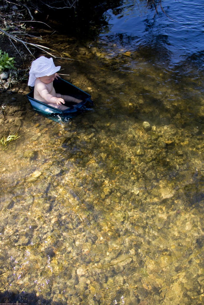 ﻿Warmes Bad im kalten Fluss. Mona schon wieder in ihrem Element.