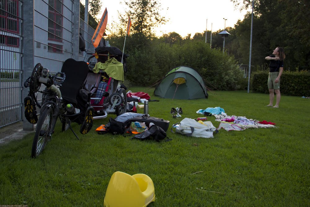 ﻿Neufra. Wir übernachten auf der Campingwiese beim Waldstadion.