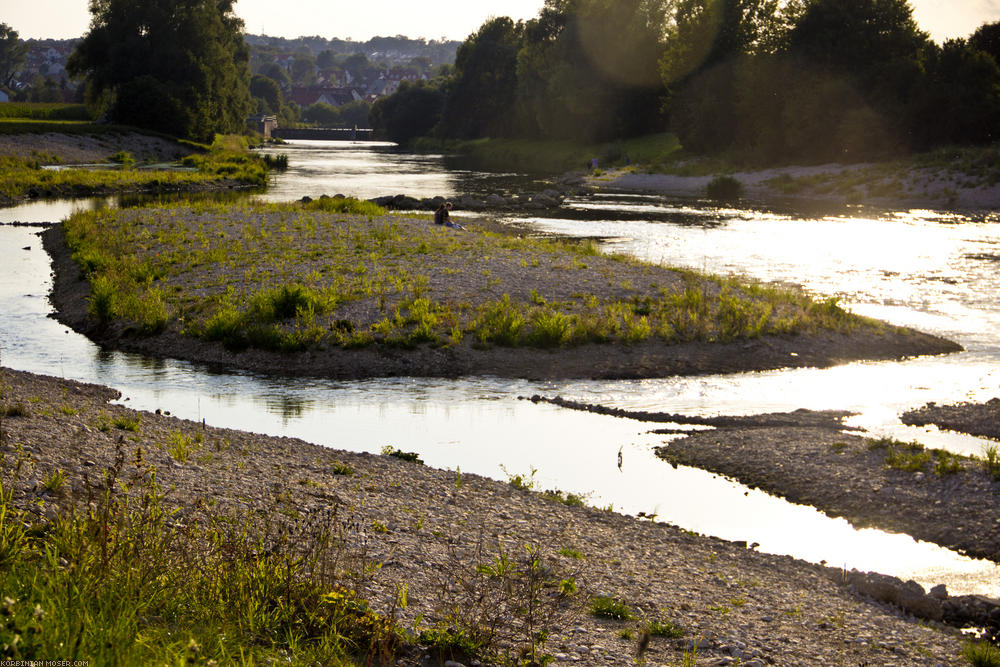 ﻿Renaturiert. Die Donau hat weiterhin viele Schlenker und Kiesbänke.