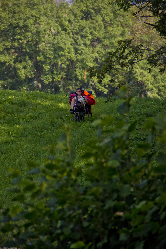 ﻿Nickhof. Da wegen Mona die Zeit drängt, lassen wir uns auf einer großen Wiese kurz nach dem Kloster nieder. Auf einer Wiese weiter unten mäht der Bauer bis lange in die Dunkelheit, wir hoffen, dass er heute nicht noch diese Wiese mähen wird. Auf den letzten Kilometern hat Kerstin einen Verehrer aufgegabelt, der sich nur sehr schwer abwimmeln lässt.