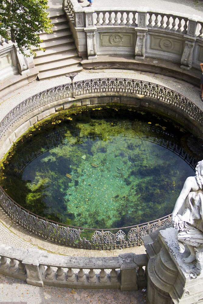 ﻿Der Anfang. Die Donauquelle im Schlosspark von Donaueschingen.