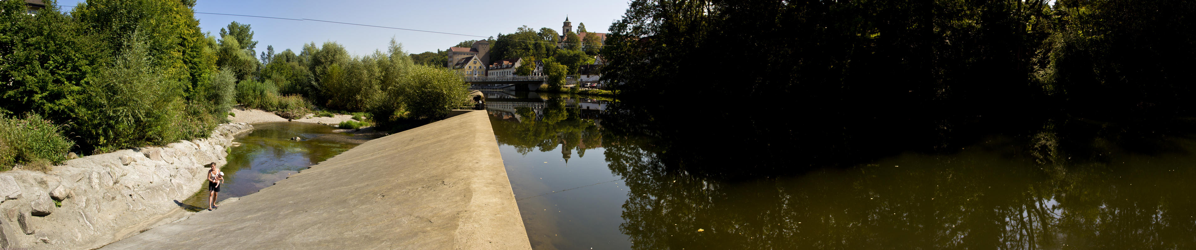 ﻿Schöne Badestelle an einem Neckar-Staudamm.