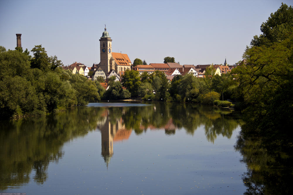 ﻿Typisch Neckar. Kaum Strömung, schönes Spiegelbild.