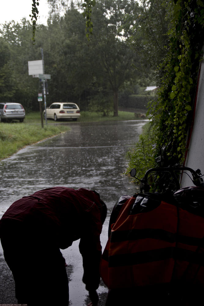 ﻿Stuttgart. In einer Regenpause sind wir losgefahren. Hin und wieder müssen wir uns unterstellen.