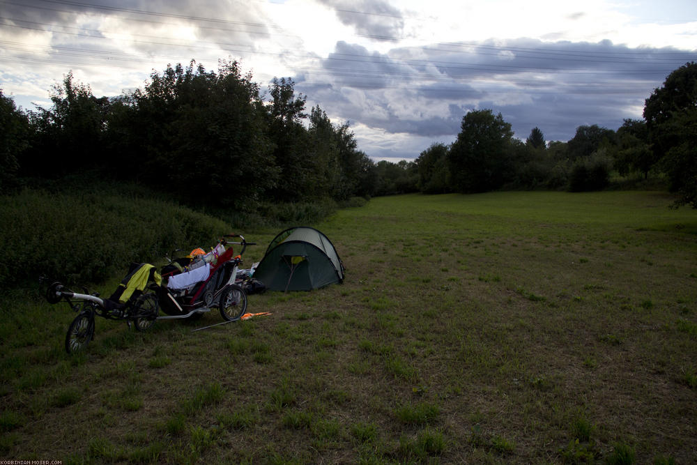 ﻿Irgendwo im Nirgendwo. Wir zelten auf einer Wiese irgendwo in der Nähe von Marbach.