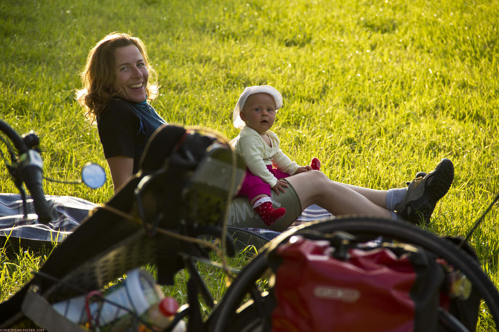 ﻿Babysitter. Kerstin passt auf Mona auf.