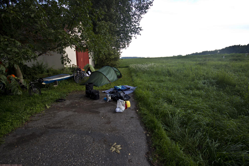 ﻿Petersau, Frankenthal. Wir haben nicht bei den Großeltern übernachtet, sondern sind - zur Verdauung - noch ein paar Kilometer gefahren. Wir kampieren beim Haus des Frankenthaler Ruderclubs.