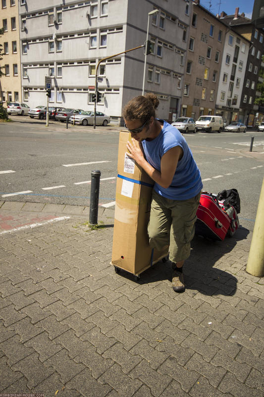 ﻿Schwer bepackt ziehen wir los.