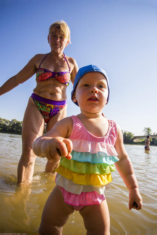 ﻿Auch Mona genießt das Baden. Und ihre Großeltern.