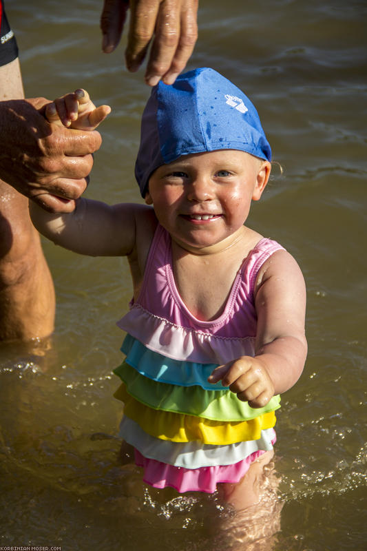 ﻿Auch Mona genießt das Baden. Und ihre Großeltern.