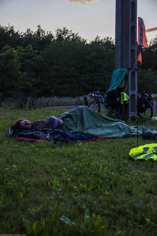 ﻿Lenti. Der Campingplatz war unverschämt überteuert, deswegen legen wir uns einfach auf die Wiese. Nachts hat ein frecher Fuchs Korbinians Liegerad probegesessen und unser Obst über die ganze Wiese verstreut.