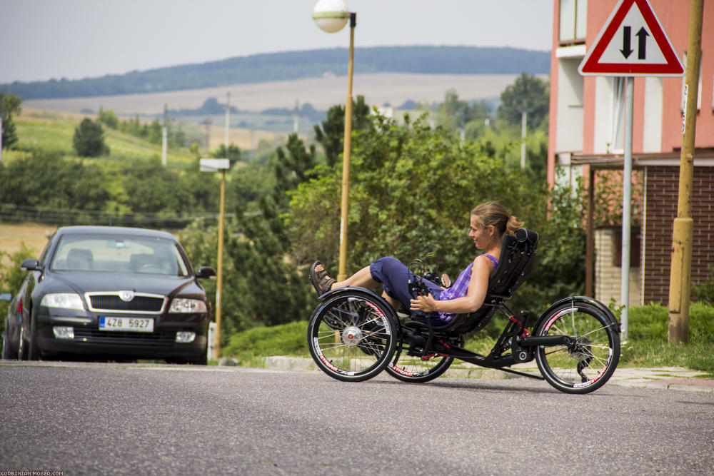 ﻿Sehr schick. Und sehr bequem! Judit auf einem Trike.