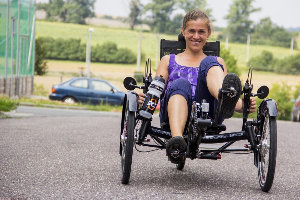 ﻿Sehr schick. Und sehr bequem! Judit auf einem Trike.