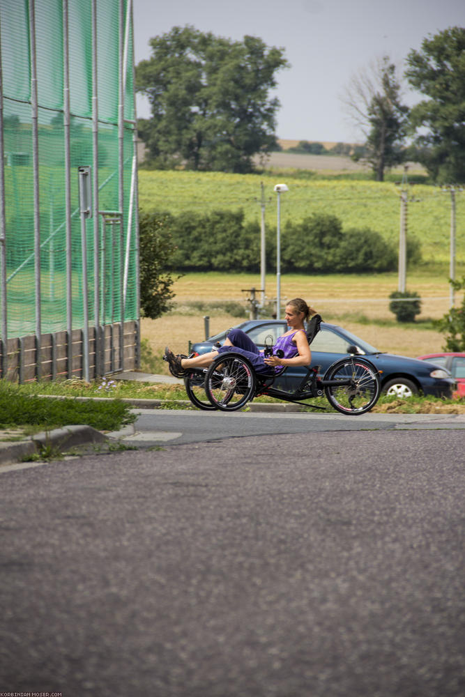 ﻿Sehr schick. Und sehr bequem! Judit auf einem Trike. Aber auch sehr tief, breit und nicht gerade wendig. Könnte sich im Alltag als unpraktisch erweisen.