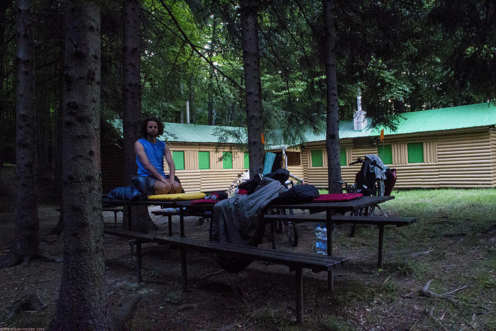 ﻿Pfadfinderhäuschen. Da es schnell dunkel wird, campieren wir bei einer Blockhütte im Wald.