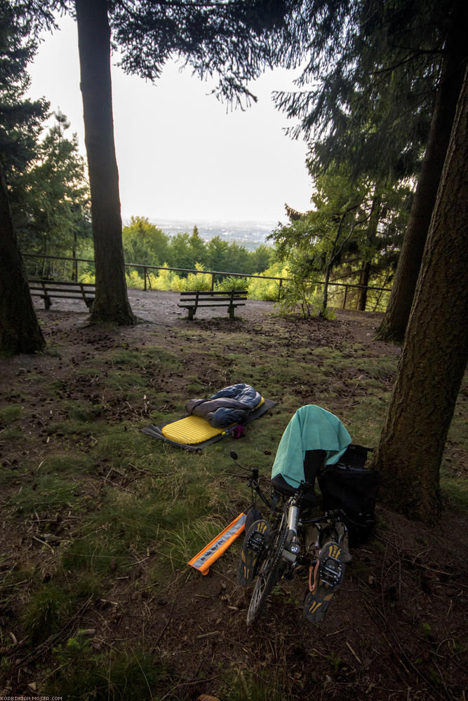 ﻿Mein Schlafplatz. Ein Aussichtspunkt in der Nähe des Jagdschlosses.