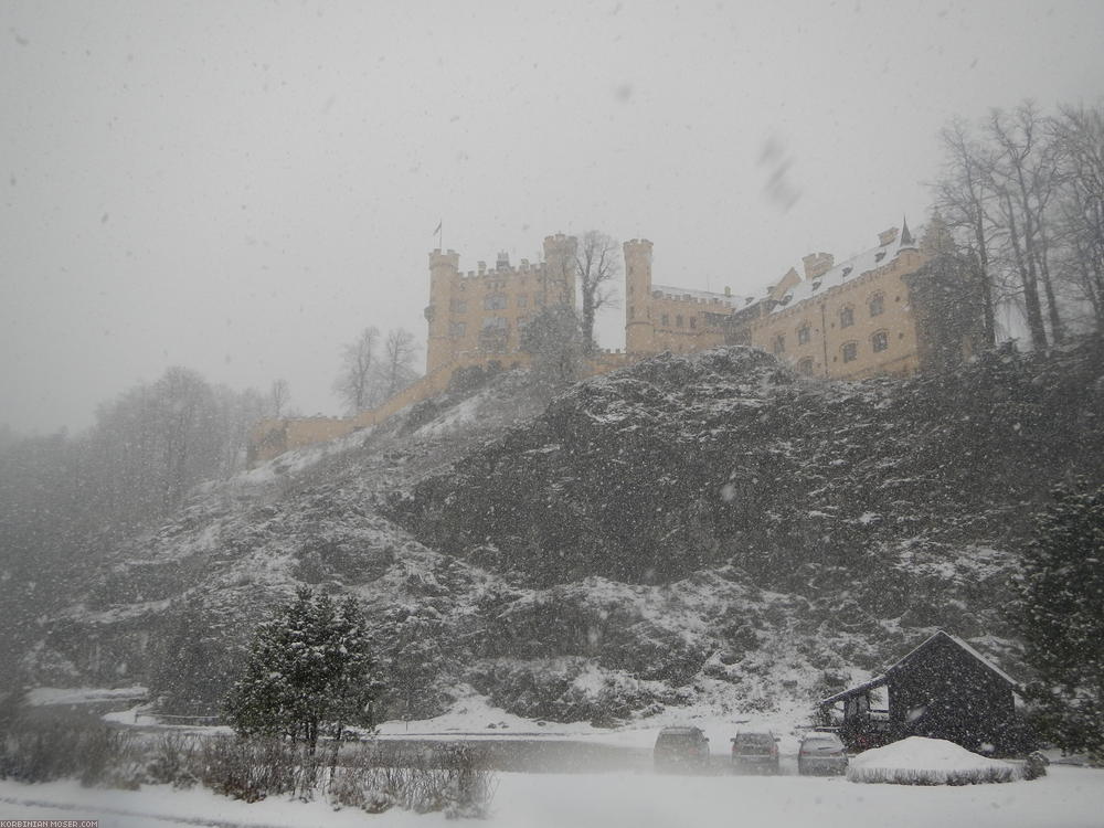 ﻿Schloss Neuschwanstein ist im Schneegestöber leider unsichtbar, obwohl ich genau am Fuß des Schlossbergs entlangfahre. Hier als Notbehelf wenigstens Schloss Hohenschwangau.