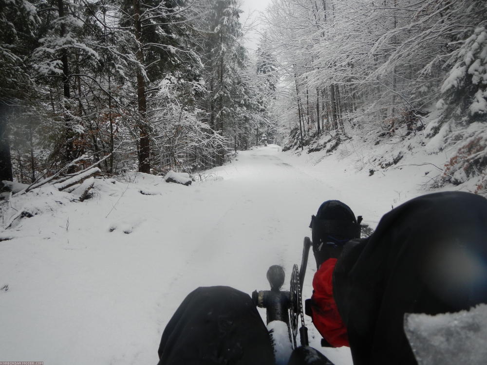 ﻿Fürstenweg. Der Wanderweg über den Berg von Deutschland nach Österreich scheint freundlicherweise einigermaßen geräumt zu sein.