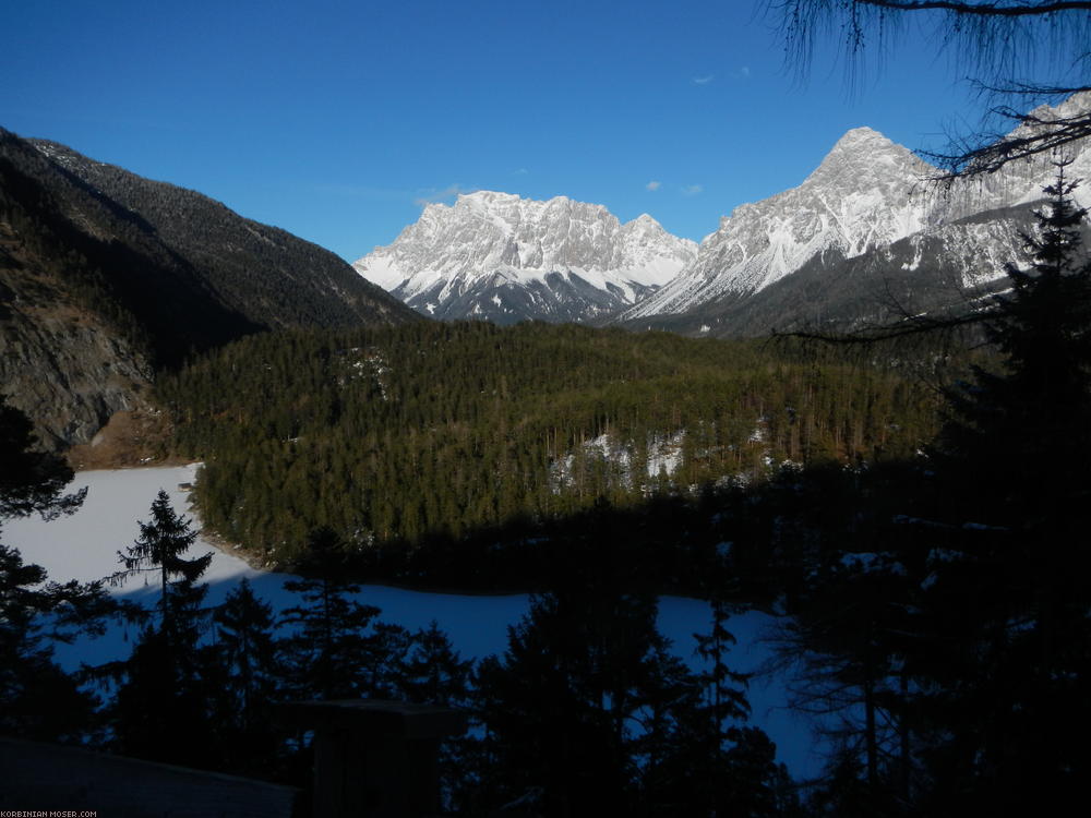 ﻿Der Blindsee. Schneebedeckte Eisfläche.