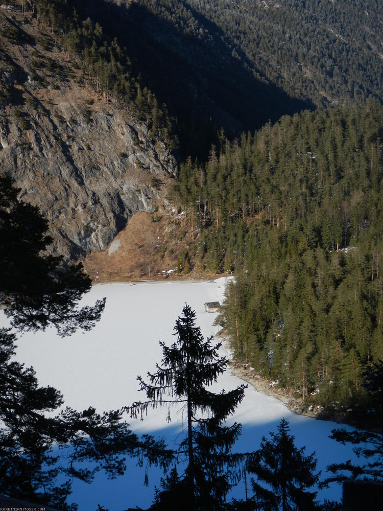 ﻿Der Blindsee. Schneebedeckte Eisfläche.