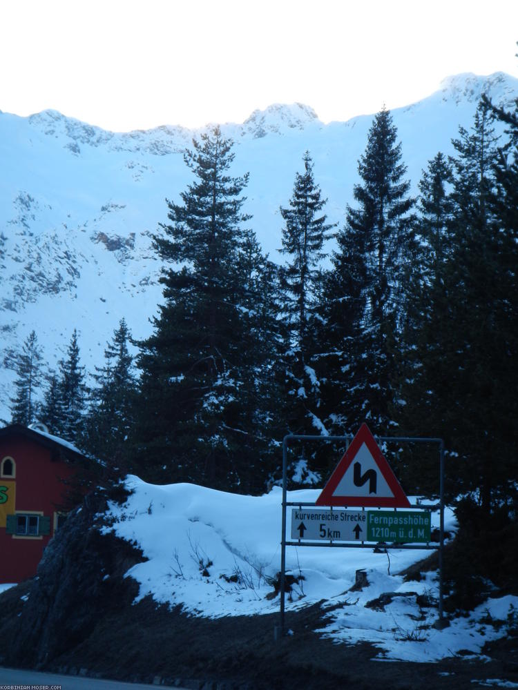 ﻿Schon oben? Erst dachte ich, der eigentliche Pass beginnt hier. Als es dann aber nur noch bergab geht, wird mir klar, dass ich den ersten Pass bereits geschafft habe.