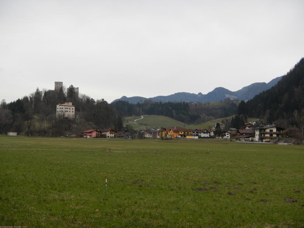 ﻿Brixlegg. Die Landschaft sieht hier etwas grüner und rundlich-hügelig aus.