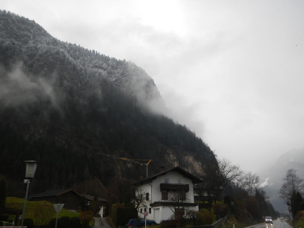 ﻿Regen, Regen. Der Tag beginnt mit dieser fiesen Art von Regen, die einen innerhalb von kurzer Zeit durchnässen kann, die jedoch meist nicht so schnell aufhört.