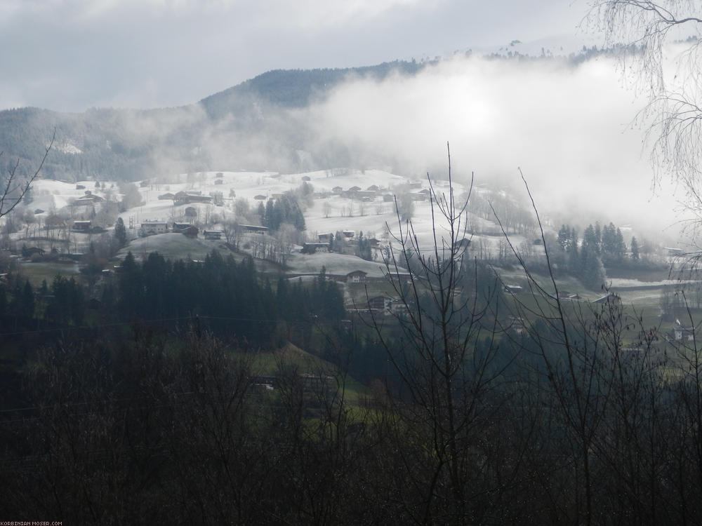 ﻿Hier unten Regen. Ein paar Meter weiter oben Schnee.