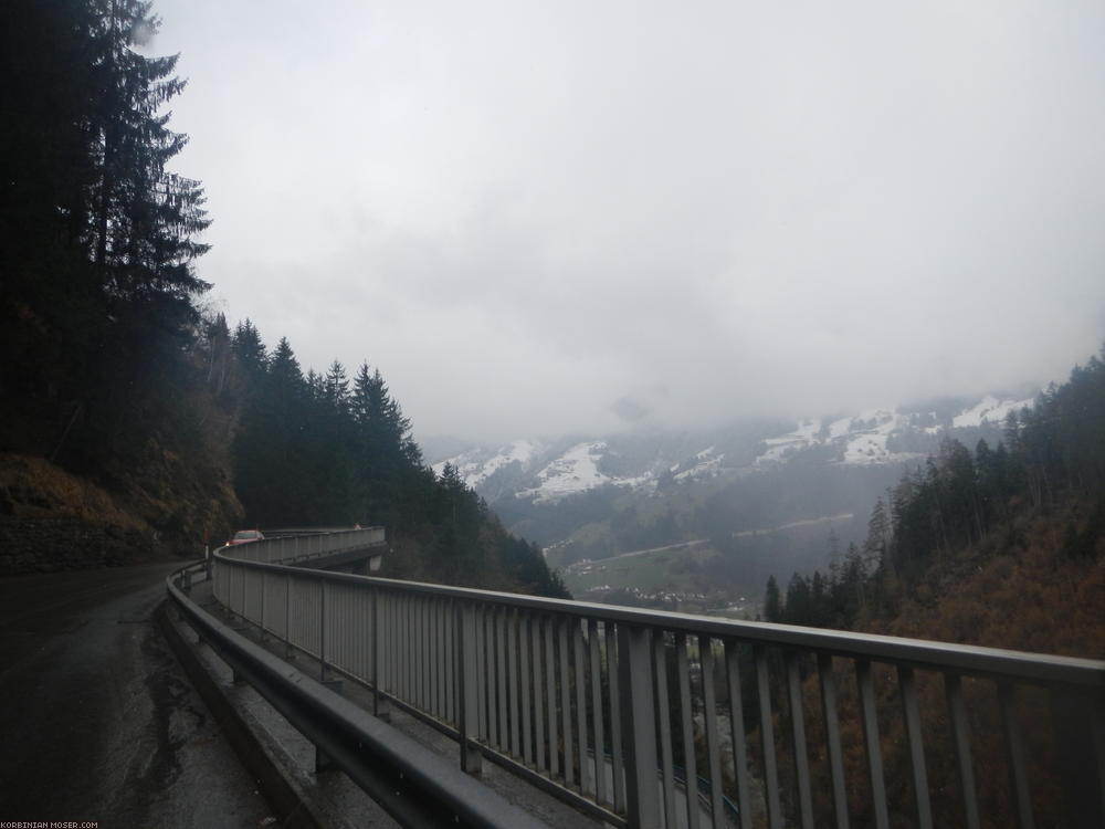 ﻿Der Gerlospass ist zu Beginn so steil, dass man sich fast wie ein startendes Flugzeug fühlt. Naja... in Zeitlupe.