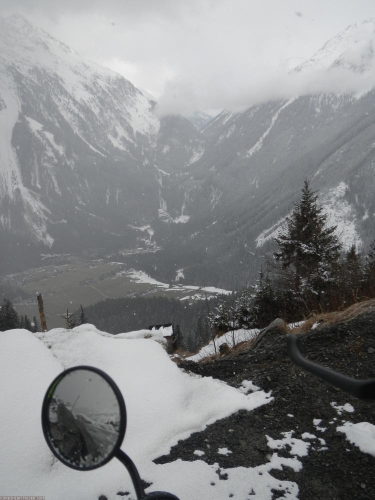 ﻿Da hinten lassen sich bereits die berühmten Krimmler Wasserfälle erkennen.