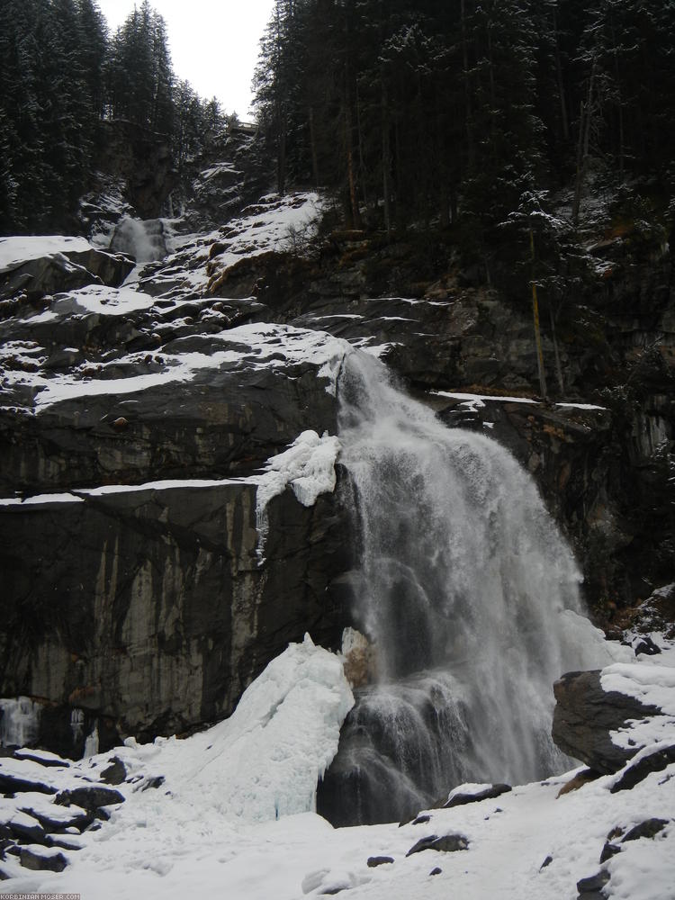 ﻿Ich kämpfe mich dennoch vor bis zum untersten Wasserfall. Er wirkt auf dem Foto irgendwie nicht so richtig, es fehlt eine Person auf dem Bild als Größenrelation.