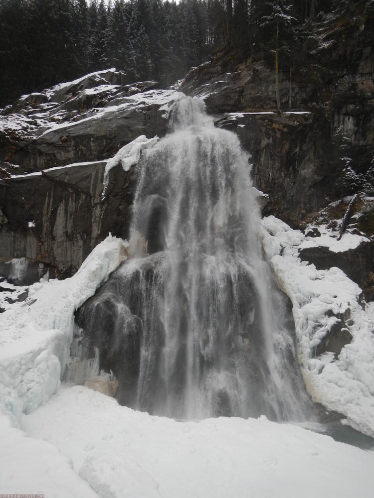 ﻿Ich kämpfe mich dennoch vor bis zum untersten Wasserfall. Er wirkt auf dem Foto irgendwie nicht so richtig, es fehlt eine Person auf dem Bild als Größenrelation.