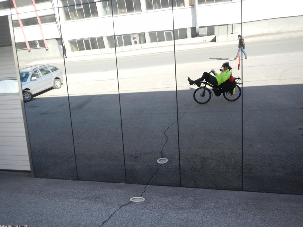 ﻿Spiegelwand. Endlich eine Gelegenheit für ein Selbstportrait ohne großen Aufwand mit Selbstauslöser. Wenn man alleine radelt, gibt es leider kaum Radlerfotos.