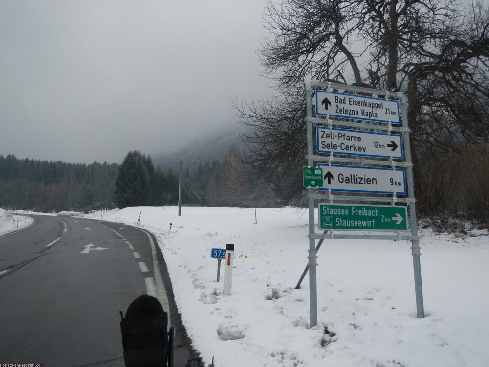 ﻿... und wird dann richtig fies bergig, mit langanhaltenden Steigungen, steiler als der Gerlospass. Auf dem Radweg-Schild steht Karawakenrunde.