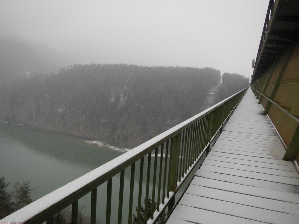 ﻿Doppel-Glücksfall. Die Sportplatzhütte lag ganz kurz vor einigen der schönsten Stellen des Drau-Radwegs. Wäre schade gewesen, hier bei Dunkelheit drüberzufahren und nichts zu sehen.