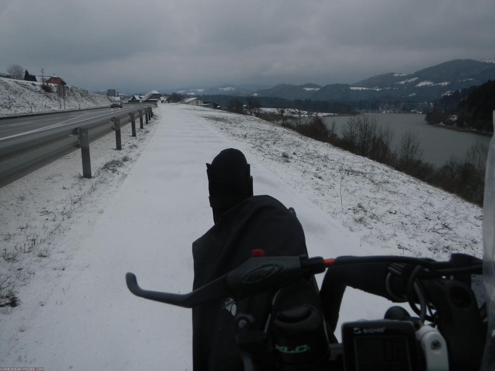 ﻿Stellenweise gibt es hier entlang der Bundesstraße sogar Radwege. Ich habe mich gegen die landschaftlich spannendere, aber anstrengende rechte Flussseite entschieden. Will bald ankommen, und bin schließlich nicht ganz fit.