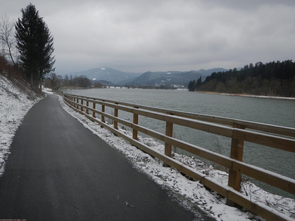 ﻿Stellenweise gibt es hier entlang der Bundesstraße sogar Radwege. Ich habe mich gegen die landschaftlich spannendere, aber anstrengende rechte Flussseite entschieden. Will bald ankommen, und bin schließlich nicht ganz fit.