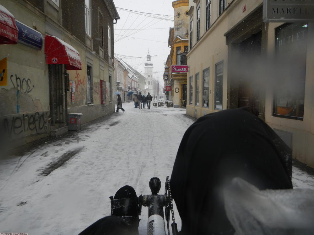 ﻿Maribor versinkt im Neuschnee.