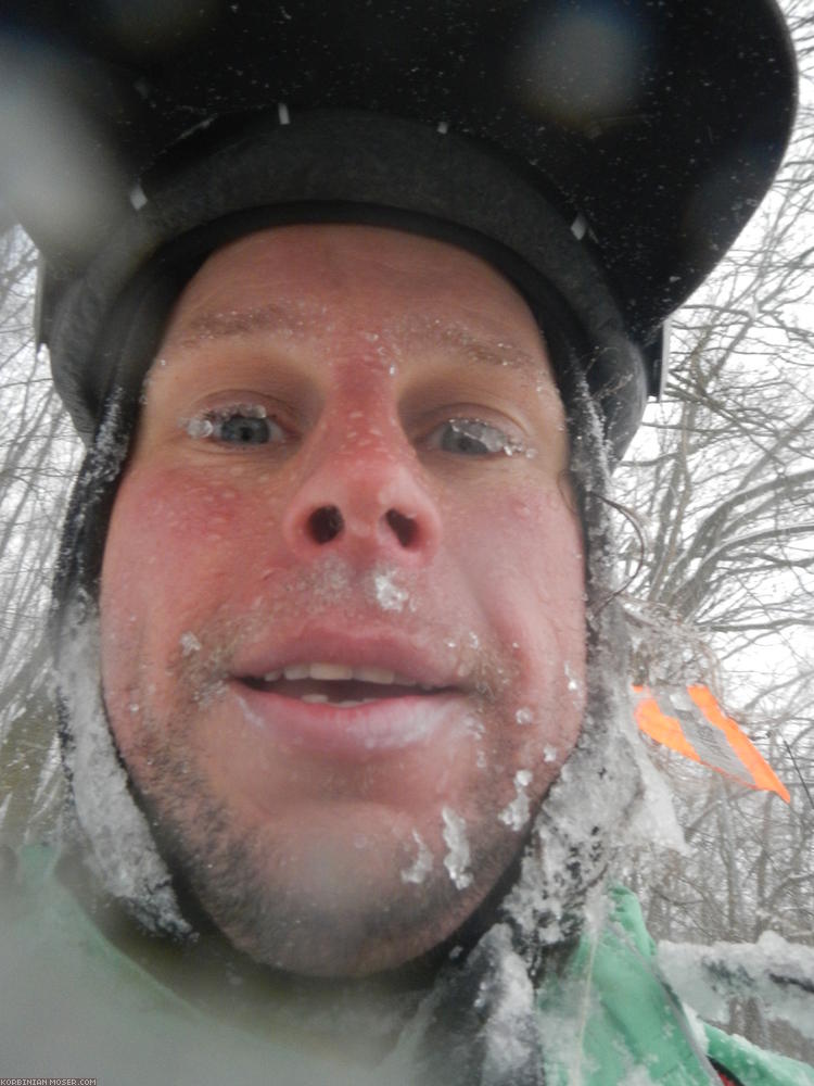 ﻿Yeti. Eiszapfen an Gesicht, Kleidung und Fahrrad. Man beachte insbesondere die ziemlich lästigen Eisklumpen an meinen Wimpern. Haben sich alle paar Kilometer neu gebildet, und versucht, meine Augenlider beim Blinzeln zusammenzufrieren.