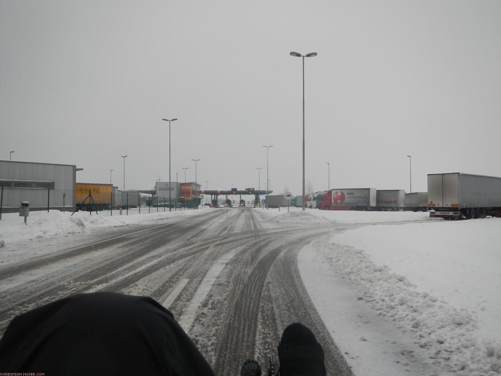 ﻿Früher Aufbruch. Heute will ich ankommen. Die Straßen sind in Slowenien recht gut geräumt.