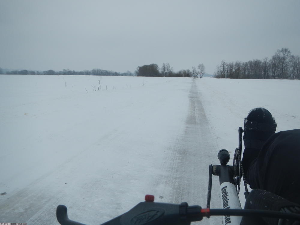 ﻿Wo ist die Straße? Eisrillen unter lockerem Schnee/-Matsch führen zu meinem ersten Sturz. Glück gehabt, nichts Schlimmes passiert.