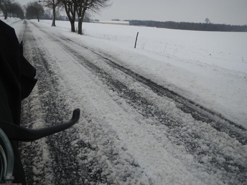 ﻿Nein, sind sie nicht. Diese Kombination von Schneematsch, Eisrillen und -Knubbeln sind der Killer, selbst mit Spikes-Reifen. Trotzdem schaffe ich es, noch bei Tageslicht heil anzukommen.