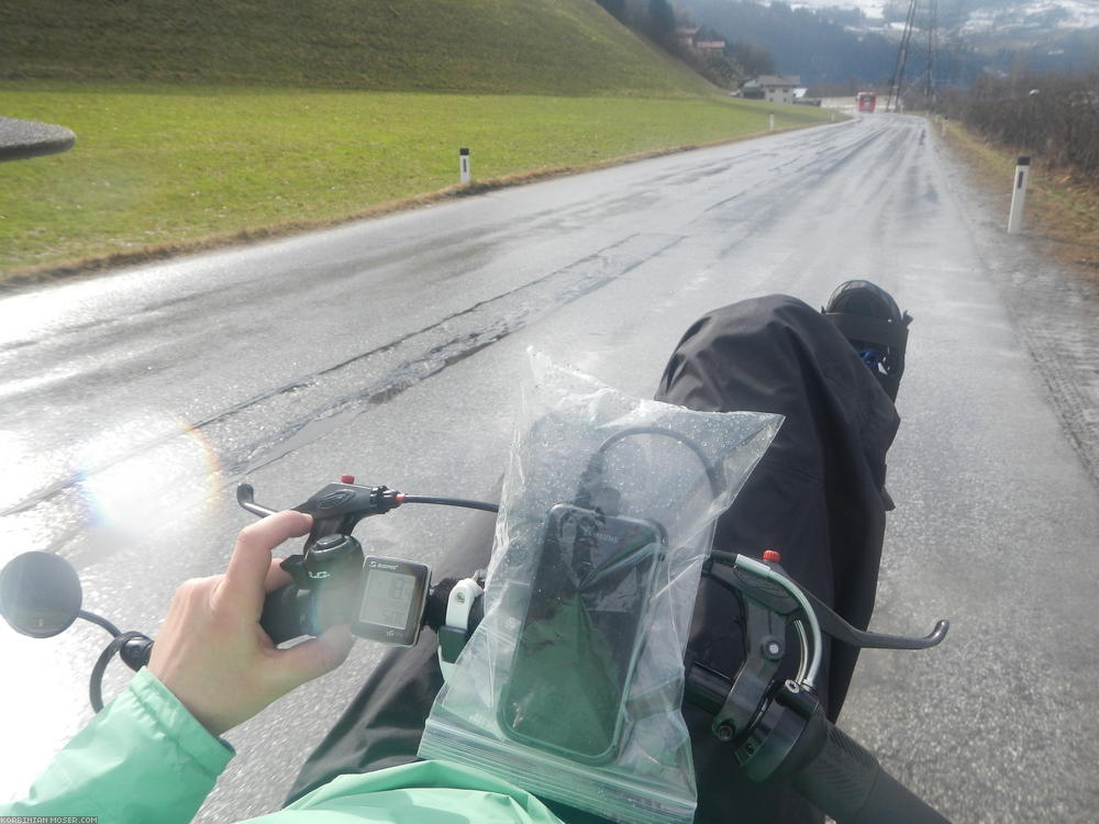 ﻿Helden meiner Ausrüstung: Smartphone-Halter mit Ziplock-Regenschutz und innenliegendem Dynamo-Stromkabel. Toll, bei jedem Wetter Internet und Google Maps zu haben.