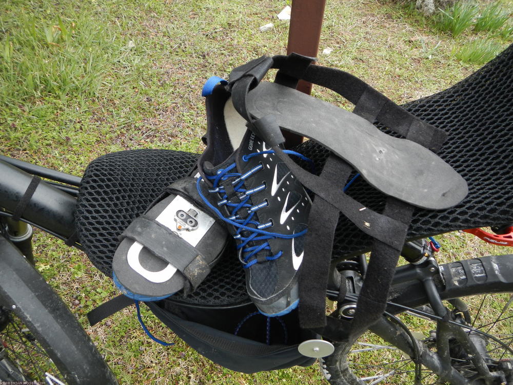 ﻿Helden meiner Ausrüstung: SPD-Adapter Prototypen. Sie erlaubten es mir, mit super-leichten Gore-Tex Trailrunning-Schuhen loszuziehen. Im Grunde sowas wie ultraleichte Bike-Sandalen, benutzbar mit oder ohne zusätzliche Schuhe. Haben gut funktioniert, dieses Konzept werde ich weiterentwickeln. Gerade auf längeren Touren mit sehr verschiedenen Klimaverhältnissen und mit Wandertouren oder Besichtigungen zwischendurch können die Dinger bis zu 2 Paar Schuhe einsparen, und somit mehrere Kilos.