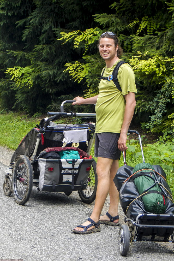 ﻿Rücken- und knieschonend. Da wir über keinerlei Rucksackmuskulatur verfügen, von der wir wüssten, hat Korbinian aus Gurtbändern, Mesh-Gewebe, Alu-Rohren und einem Oma-Rolli einen Wander-Sulky gebaut. Auch der Chariot ist zur Hälfte vollgestopft mit Gepäck.