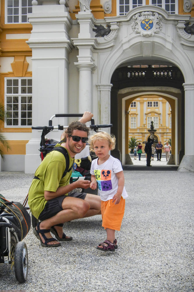 ﻿Stift Melk. Dieses Mal sind wir auf den Berg geklettert, umd das riesige Kloster zu besichtigen.