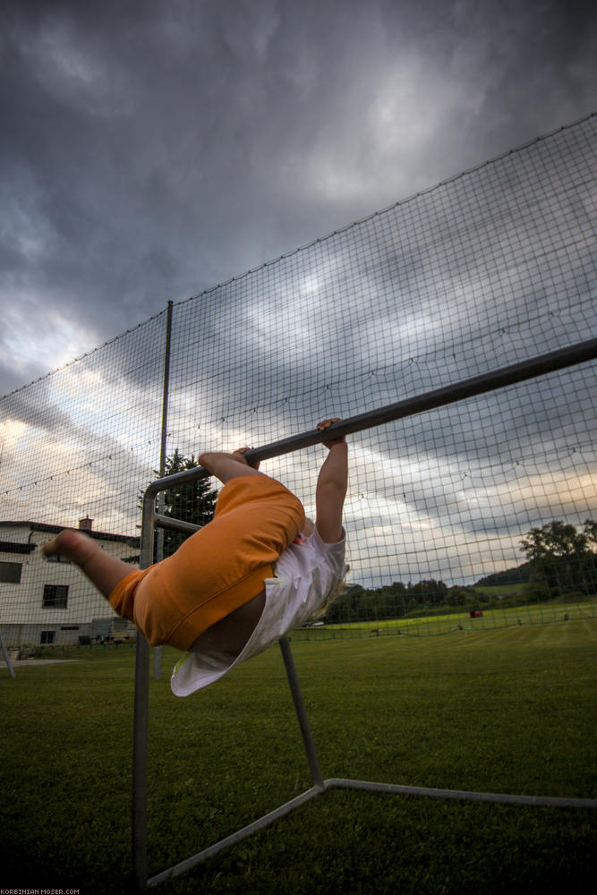 ﻿Abendsport. Mona turnt vor dem Schlafengehen.