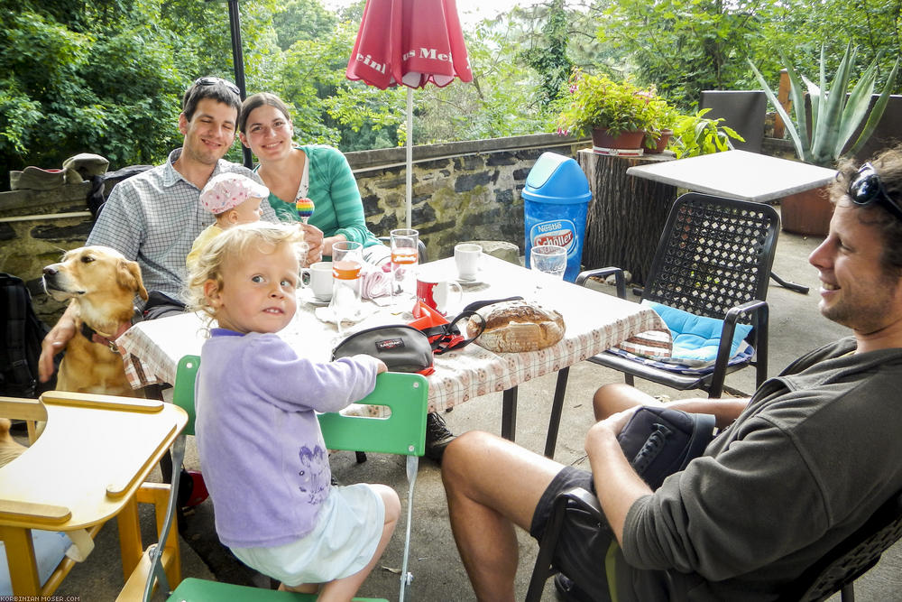 ﻿Kontakt. Wir essen gemeinsam mit einer sehr netten Familie, die wir auf dem Weg getroffen haben. Das Essen hier schmeckt herrlich.