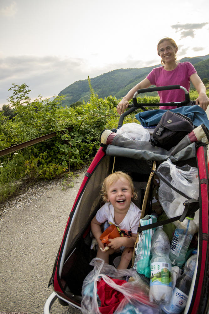 ﻿Absturzgefahr. Den letzten Berg mussten wir leider wieder runter laufen, da die Wege oben für unseren Chariot zu schmal wurden. Stattdessen Donauradweg. Auch schön, so un-anstrengend. Es entsteht jedoch ein Wunsch nach mehr Geschwindigkeit...