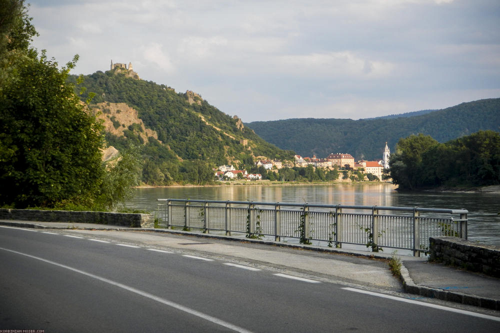 ﻿Absturzgefahr. Den letzten Berg mussten wir leider wieder runter laufen, da die Wege oben für unseren Chariot zu schmal wurden. Stattdessen Donauradweg. Auch schön, so un-anstrengend. Es entsteht jedoch ein Wunsch nach mehr Geschwindigkeit...